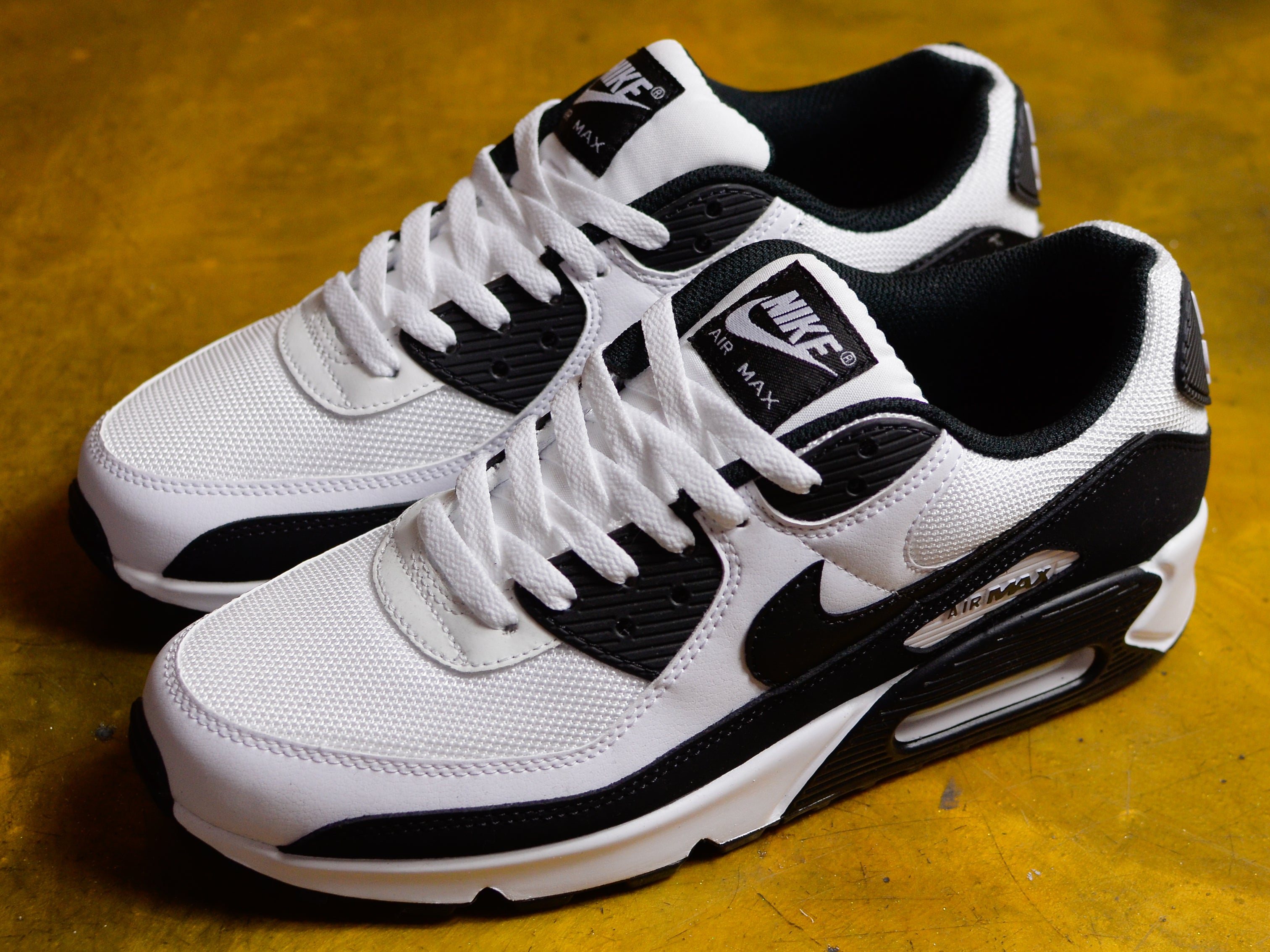 white and black air max 90s