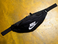 Nike Heritage Waistpack (3L) - Black / White