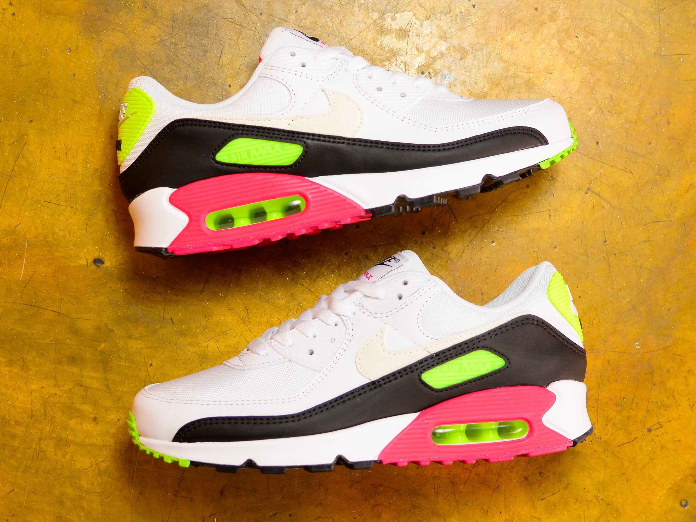 White Air Max 90 Rush Pink DSC0257-2_47c9a0fb-2fa8-48e4-