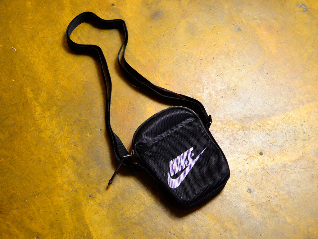 Nike Heritage Crossbody Bag (Small, 1L) - Black / White